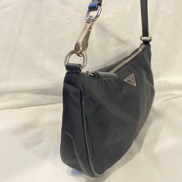 🛍SOLD🛍 🖤Prada🖤 Nylon Bag - Picture 2 of 13